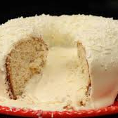 Bolo redondo de leite ninho, fofinho. Finalizado com cobertura cremosa que derrete na boca. Um sabor delicado e irresistível para adoçar seu dia. "Imagem Ilustrativa"