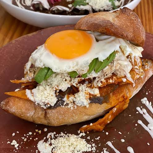 TORTA DE CHILAQUILES CON HUEVO Y POLLO