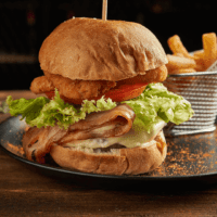 Burguer Artesanal Res con Aros de Cebolla + Papas