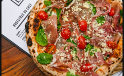 Molho De Tomate, Mozzarella, Presunto De Parma, Salada De Rúcula Com Tomate Cereja e Parmesão.