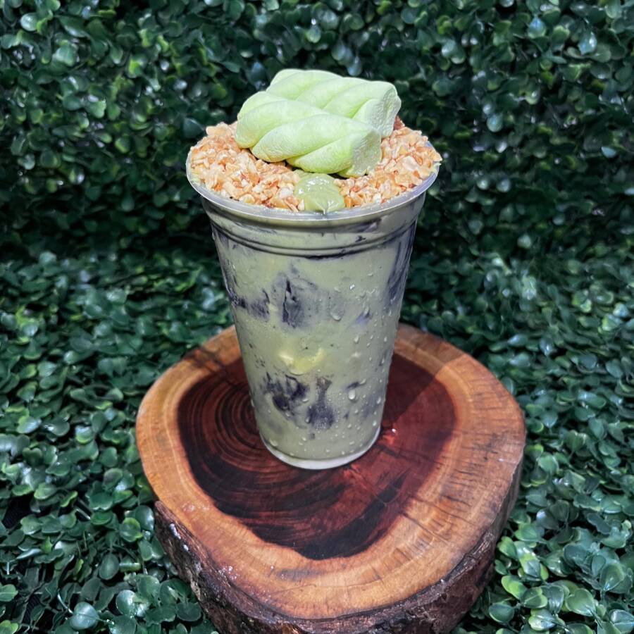 Açaí trufado com creme de Pistache, leite em pó, amendoim, leite condensado e marshmallows sabor pistache no topo — chique, crocante e viciante! 😍