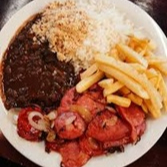 O prato acompanha de arroz, feijão e farofa.