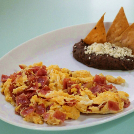 Huevos Revueltos con Tocino