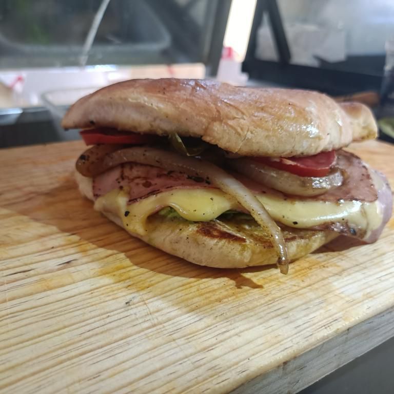 Lonche Aguacate, Queso y Jamón