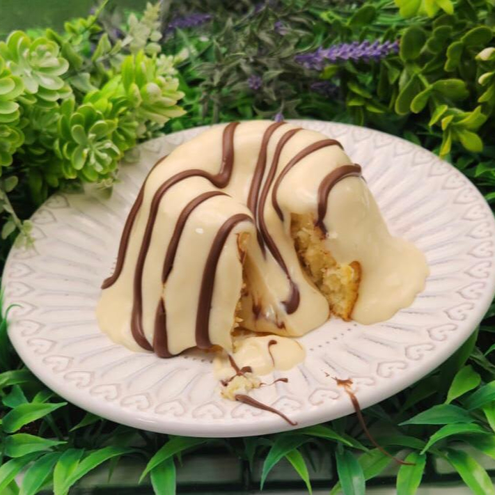 Massa super macia, perfeito para quem ama sobremesas bem doces. Coberto com generoso creme de leite Ninho, que escorre pelo bolo, finalizado com riscos de Nutella, trazendo um toque de avelã.