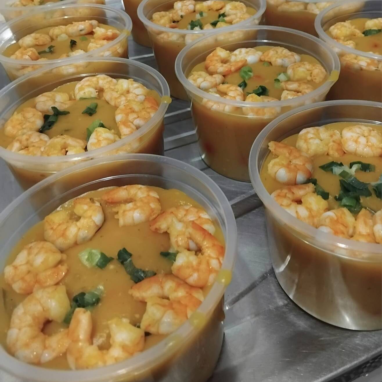 Acompanha: Arroz, e salada verde todos em embalagens separadas