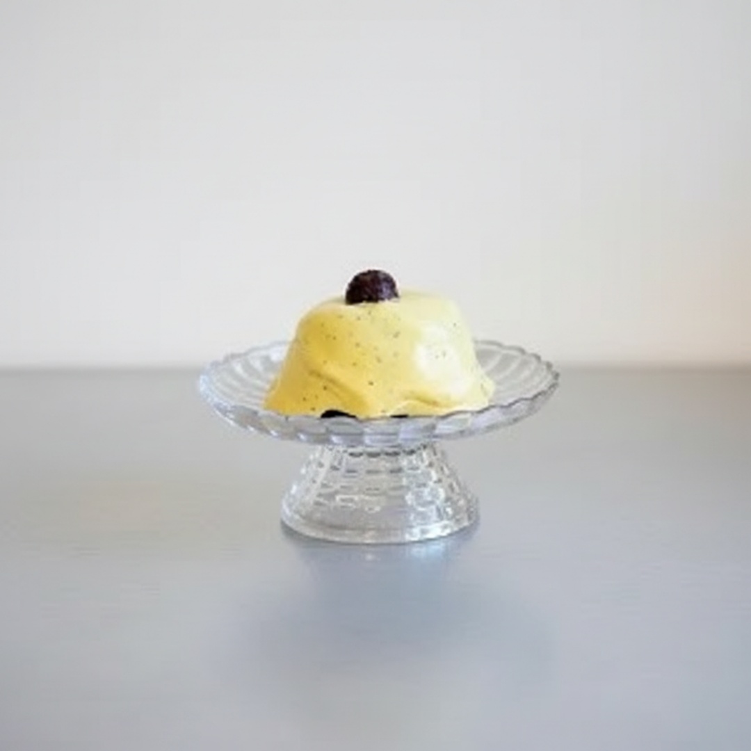 Delicioso bolo de chocolate 50% super fofinho, coberto com uma irresistível brigadeiro de chocolate na cavidade e finalizado com uma cobertura de maracujá cremoso e levemente azedinho, que equilibra perfeitamente o doce. Uma combinação intensa e sofisticada, perfeita para quem ama sabores marcantes e surpreendentes.
