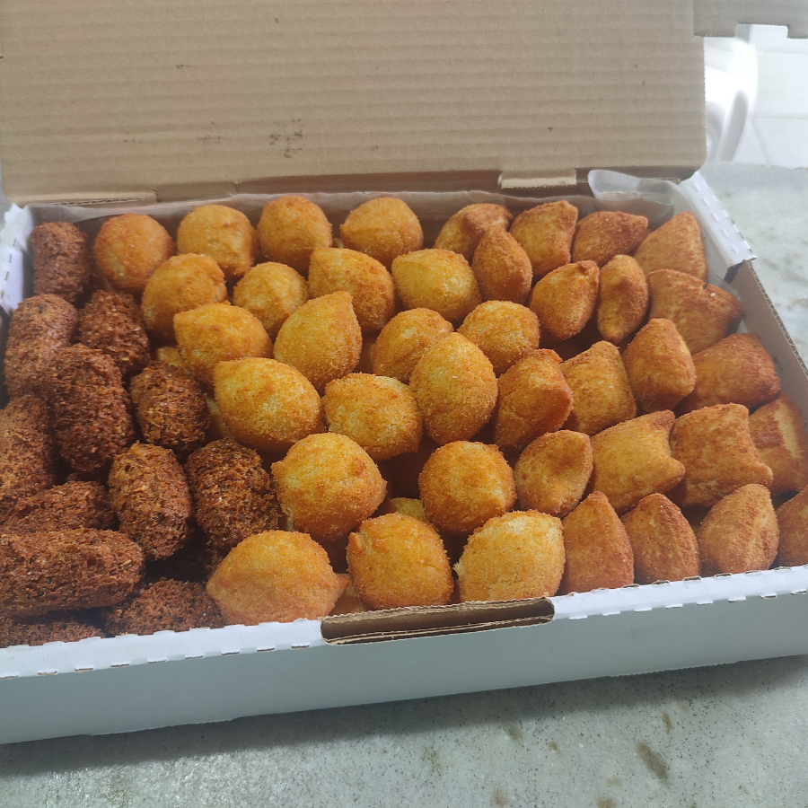 Delicie-se com a nossa seleção de 100 Salgadinhos, cada um pesando cerca de 18g. Aprecie a crocância irresistível e a suculência genuína de nossos encantadores salgadinhos fritos, cada um com um sabor único e inconfundível. Estes leves e práticos petiscos, com uma variedade de mais de 10 recheios deliciosos à sua escolha, incluindo Coxinha de Frango, Queijo com Alho, Kibe com Queijo, Camarão e Pro