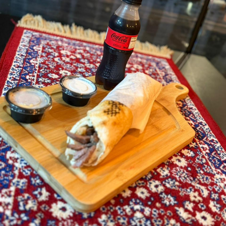 Delicioso Shawarma com (Carne E Frango) - Pasta De Alho, Picles E Tomate, Batata Frita E Tomate+ Pasta de Alho e Salada a Moda da Casa + Coquinha 250ml
