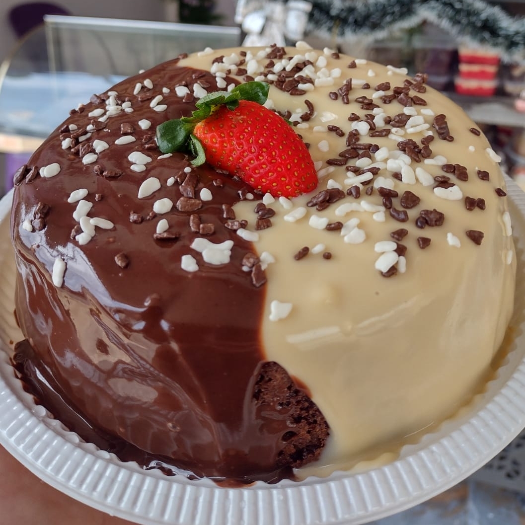 Massa de chocolate com recheio de brigadeiro e ninho com glanule em cima. 20cm