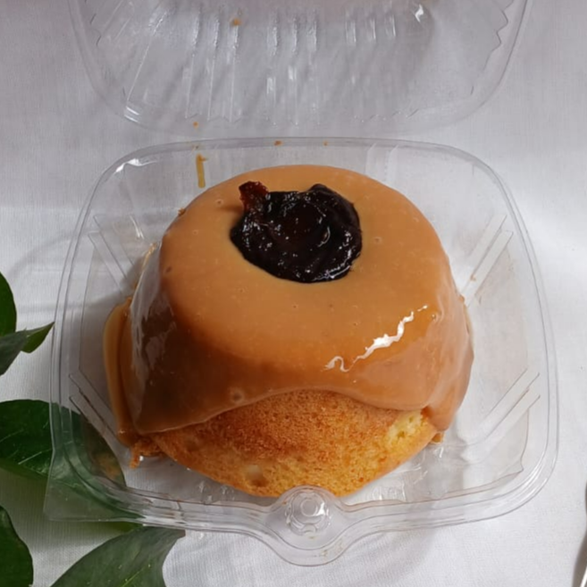 Massa Fofa de Chocolate Branco com Cobertura de Doce de Leite com Ameixa