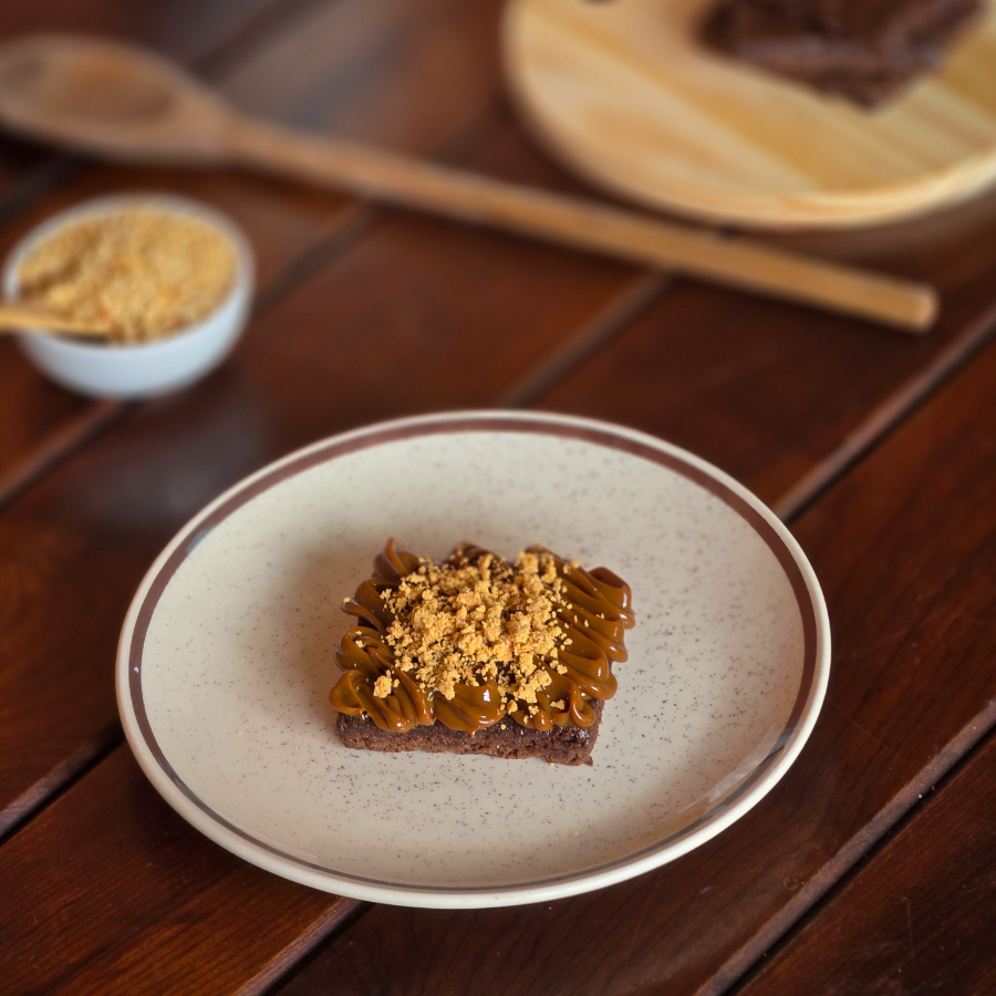 Se existe um match mais brasileiro que esse, eu desconheço! Brownie, doce de leite artesanal e paçoca de verdade. É impossível comer só um!