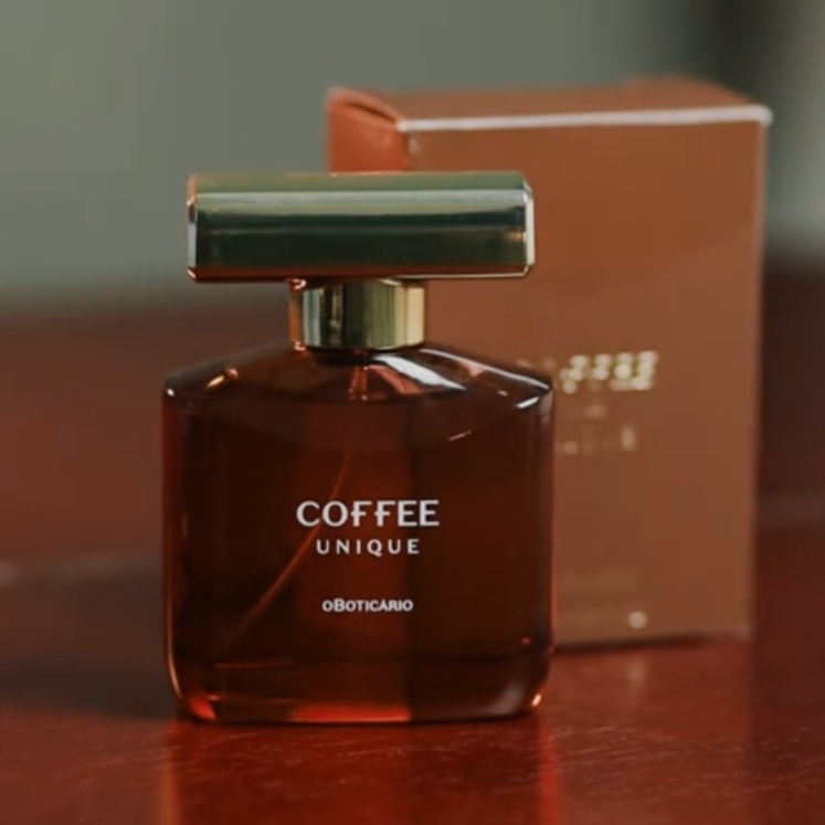 Coffee Unique é aquele perfume que entrega presença sem exagero. Se você quer um perfume nacional com toque internacional, que une café, sedução e elegância - esse aqui merece estar na sua coleção."
Pirâmide Olfativa:
Topo: Limão, Pimenta Rosa, Bergamota; Corpo: Café Arábica, Lavanda; Fundo: Tâmara, Suede, Baunilha, Caramelo Salgado, Cedro e Âmbar