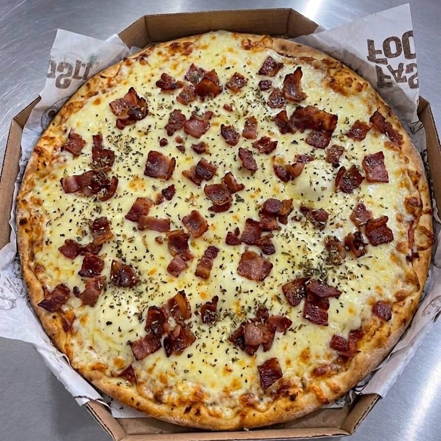 Muito bacon crocante, cebola, mussarela e molho da casa sobre massa artesanal. Pra quem ama bacon de verdade.