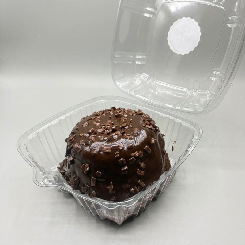 Massa fofinha de brigadeiro com cobertura cremosa de chocolate. O sabor caseiro que abraça e faz lembrar aquele bolo feito com amor! (Aprox 300g)