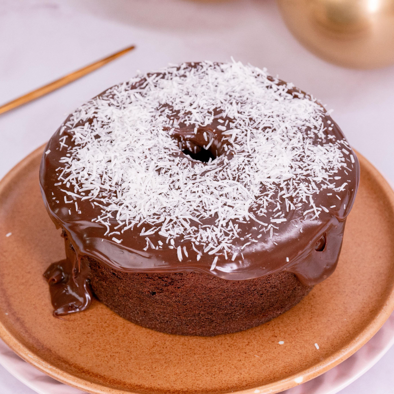 Massa fofinha de chocolate, cobertura de brigadeiro, coco em flocos. Forma aro 19cm.