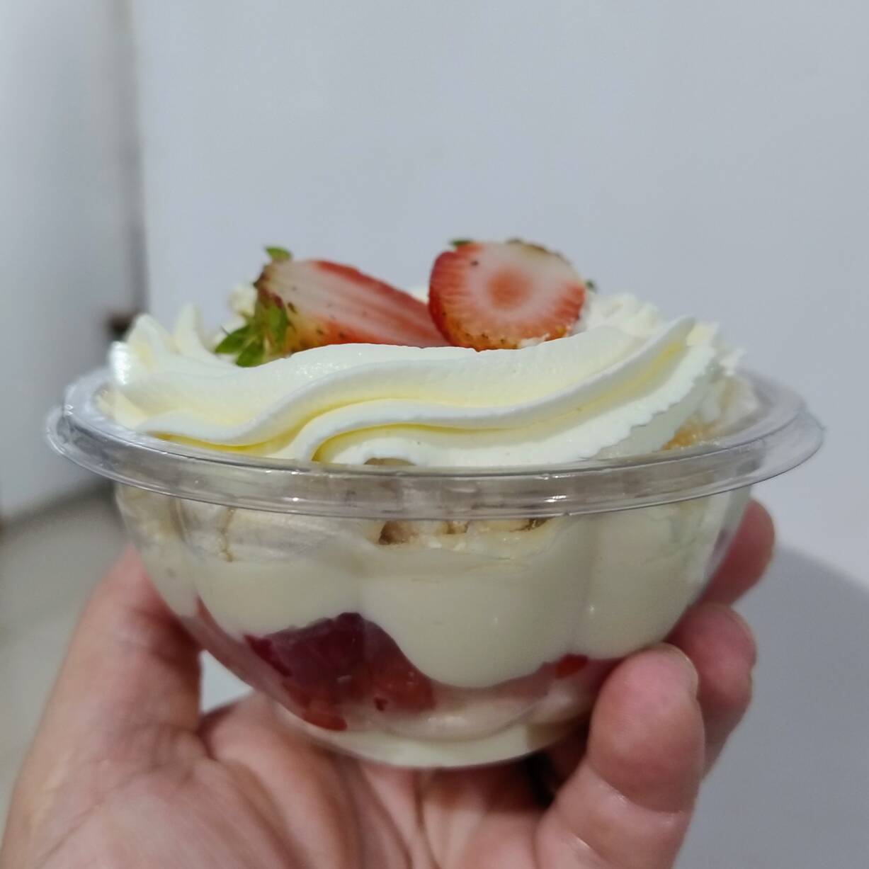 Morangos frescos,creme de ninho,suspiro e nata