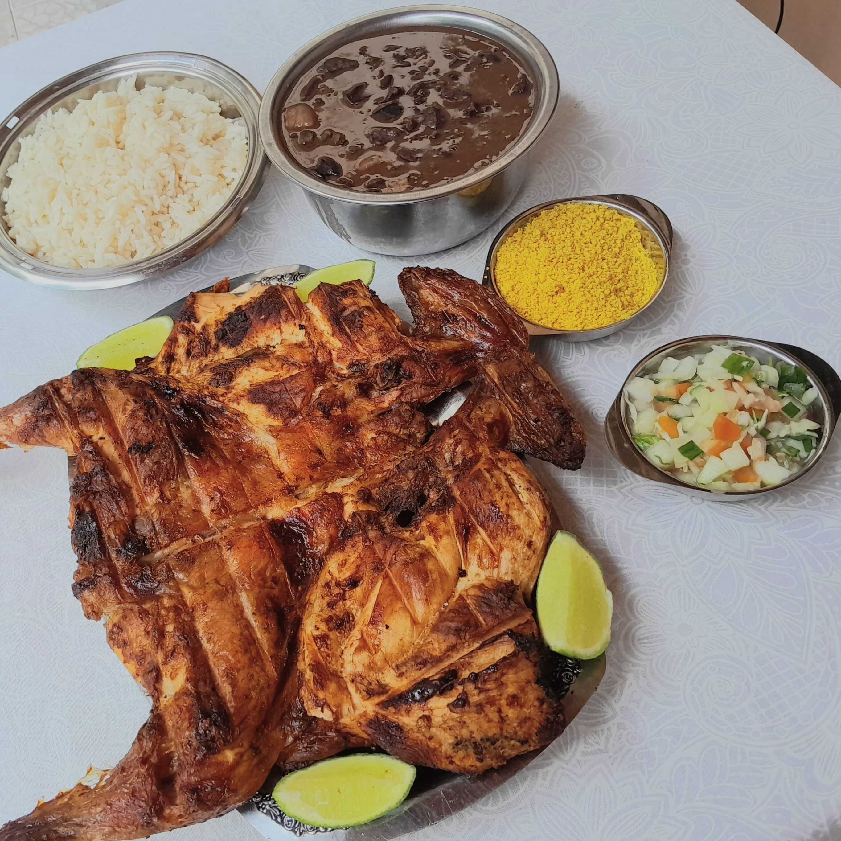 Sabe aquele frango assado com a pele douradinha, super suculento e temperado no ponto certo? Ele é a estrela do nosso combo de hoje!
E para ficar ainda melhor, ele vem muito bem acompanhado com: feijoada caprichada, Arroz soltinho, Vinagrete e Farofa crocante na medida
É o almoço completo, com gosto de domingo e sem você precisar ter trabalho nenhum na cozinha! 🤤
