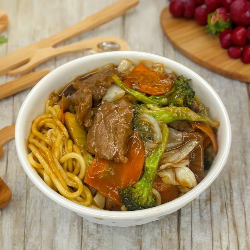 Macarrão oriental, carne bovina, acelga, repolho, cenoura e molho especial. Peso aproximado : 550g