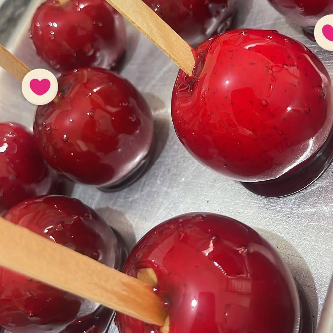 Maçã com casquinha de açúcar caramelizada
