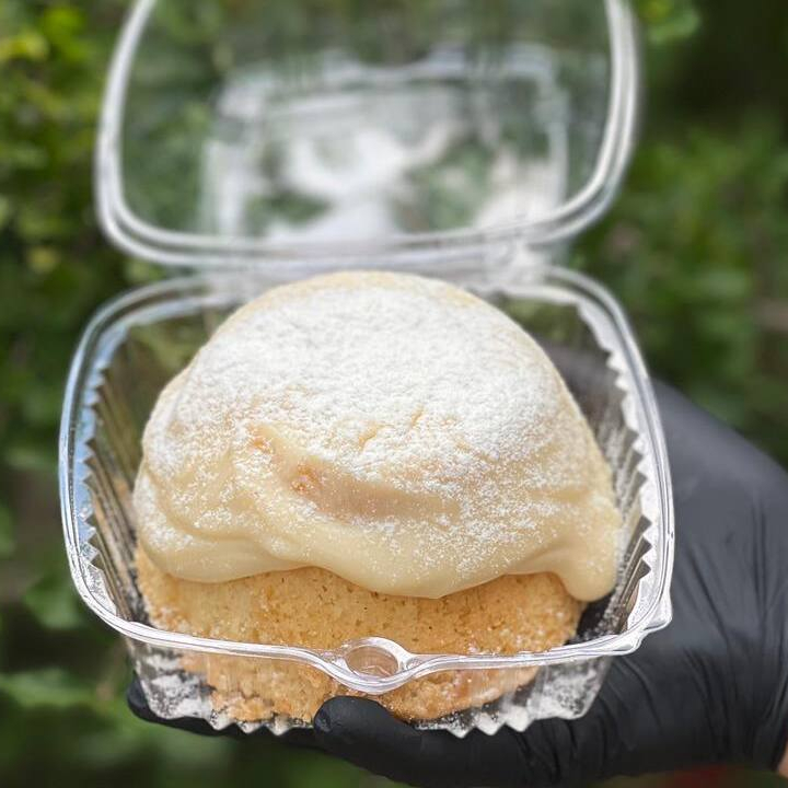 Bolo De Massa Branca Fofinha E Leve, Recheado Com Creme De Leite Ninho Extremamente Cremoso. O Equilíbrio Perfeito Entre Doçura E Frescor Em Cada Pedaço.