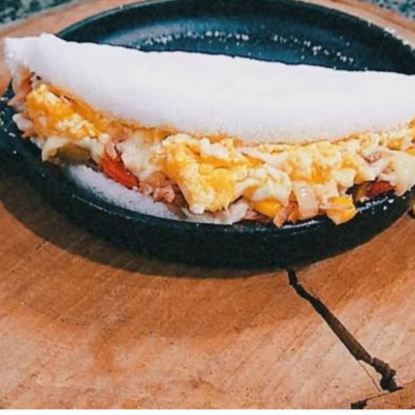 Deliciosa tapioca recheada com presunto, queijo mussarela, ovo cozido e cebola fatiada, combinando sabores marcantes e aquele toque caseiro irresistível. Uma opção completa, saborosa e perfeita para qualquer hora do dia!