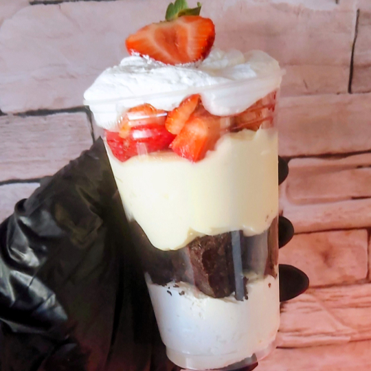 Composto por um mousse de leite ninho suave, Brownie feito com chocolate nobre meio amargo,Creme de Ninho e morangos frescos picados