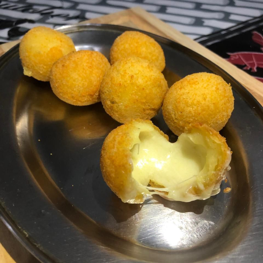 Porção de 10 unidades de bolinha de queijo de festa (20g)
