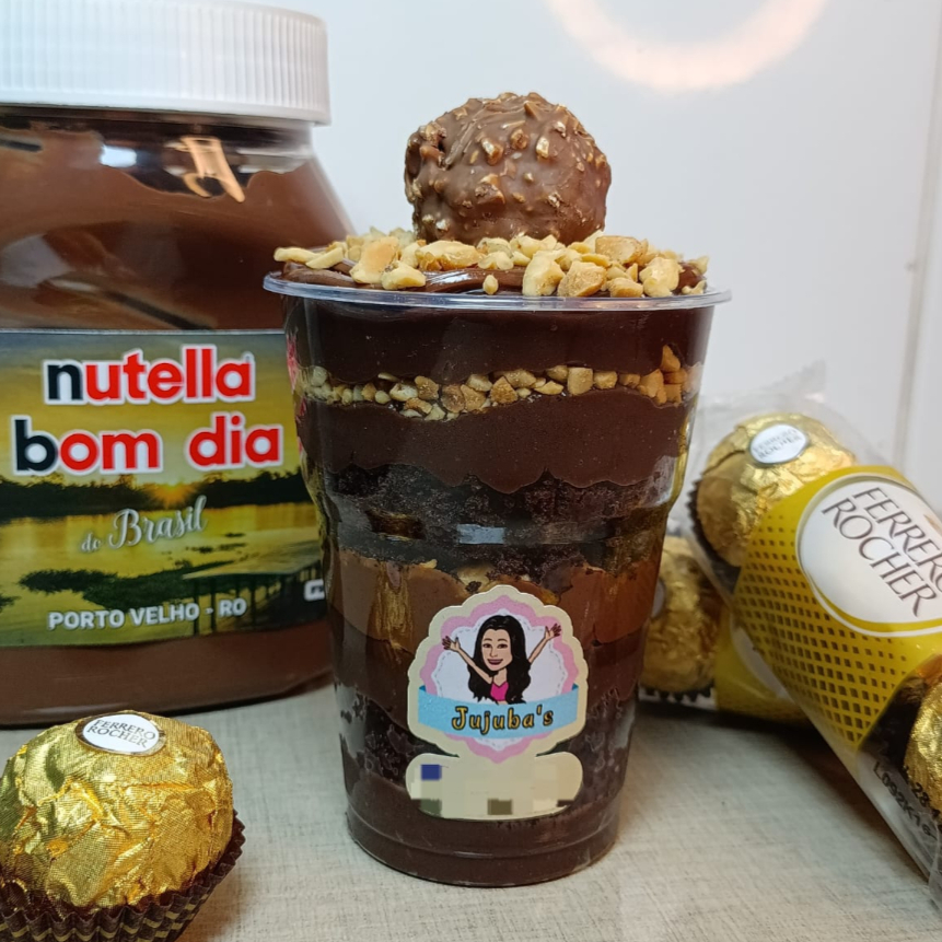 Composto por nosso recheio cremoso de chocolate 50% cacau, bolo de chocolate fofinho e molhadinho, pedaços de amendoim crocante, muuuita Nutella e finalizado com o maravilhoso bombom Ferrero Rocher.