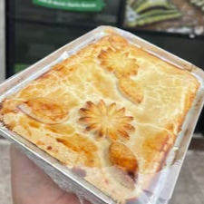 Massa artesanal recheada com frango, azeitona e requeijão catupiry. Aproximadamente 670g