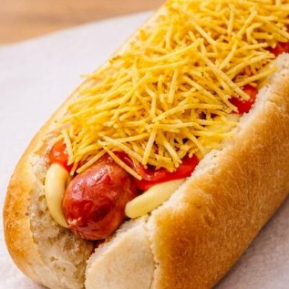 2 Salsichas, molho de tomate, mostarda, maionese caseira, batata palha, purê de batata e muçarela.