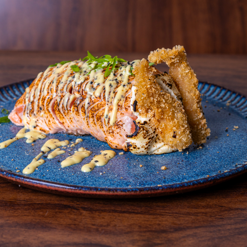 Temaki recheado com salmão, camarão cozido, cream cheese e molho de maracujá e hortelã.