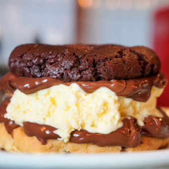 Se um American Cookie é surpreendente, imagina dois?! A melhor ideia que tivemos foi a de juntar dois cookies com um sorvete geladinho e o recheio da sua preferência ao meio. O nosso Cookie Sandwich é macio, recheiudo e perfeito para qualquer momento! *Esse produto vem com os itens em embalagens separadas para conservar a integridade dos insumos no transporte/delivery.