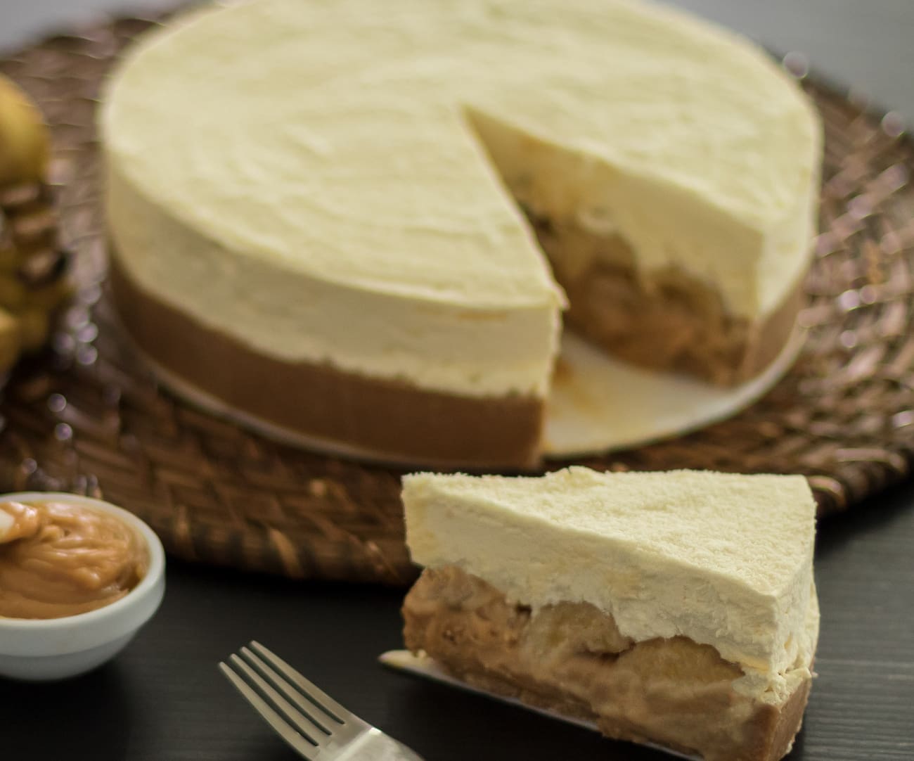 Rende de 10 a 12 fatias. Pesa aprox. 1,5kg. Vendida congelada, descongelar por 3 horas em temperatura ambiente antes de consumir. Contém ou pode conter glúten, leite e ovos. Conservar refrigerada, não recongelar. Consumir em até 3 dias.
A tendência que virou paixão nacional absoluta. Base amanteigada de biscoito maizena com camadas generosas do nosso doce de leite cremoso, bananas frescas fatiadas e uma nuvem de chantilly leve, polvilhada com um toque de leite ninho. É uma montanha-russa de t