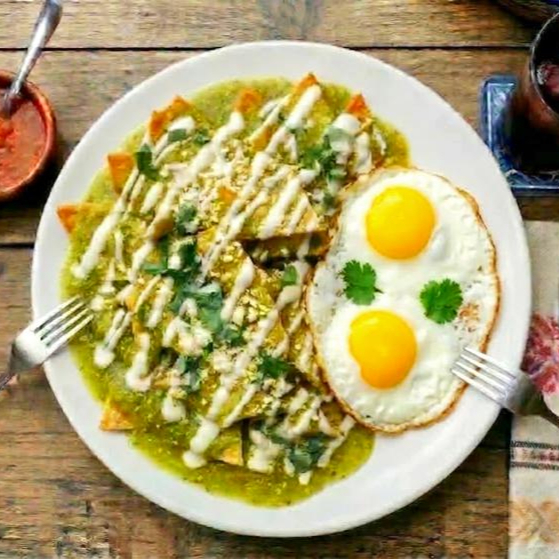 2 Chilaquiles con Huevo Estrellado