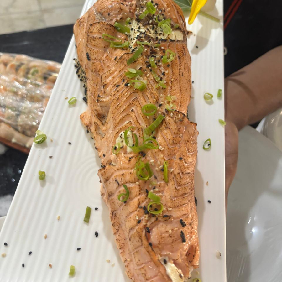 Aprecie o contraste de texturas do temaki hayako com salmão por fora e peixe branco por dentro, uma combinação irresistível e sofisticada. Aproximadamente 1kg