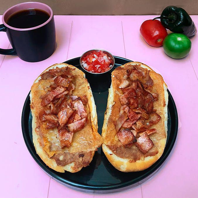 Molletes con Tocino