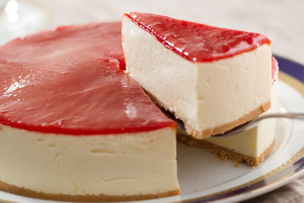 Rende de 10 a 12 fatias. Pesa aprox. 1,3kg. Vendida congelada, descongelar por 3 horas em temperatura ambiente antes de consumir. Contém ou pode conter glúten, leite e ovos. Conservar refrigerada, não recongelar. Consumir em até 3 dias.
O encontro definitivo entre a técnica clássica e o coração brasileiro. Nossa base amanteigada de biscoito maizena recebe um creme de queijo denso e sedoso, finalizado com uma calda de goiabada cascão que brilha aos olhos. É o famoso Romeu e Julieta elevado à d