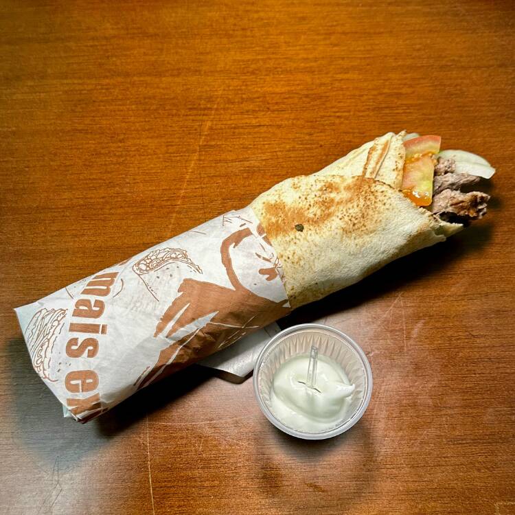 Carne Bovina, salsinha, tomate, cebola e pasta de alho e tahine.