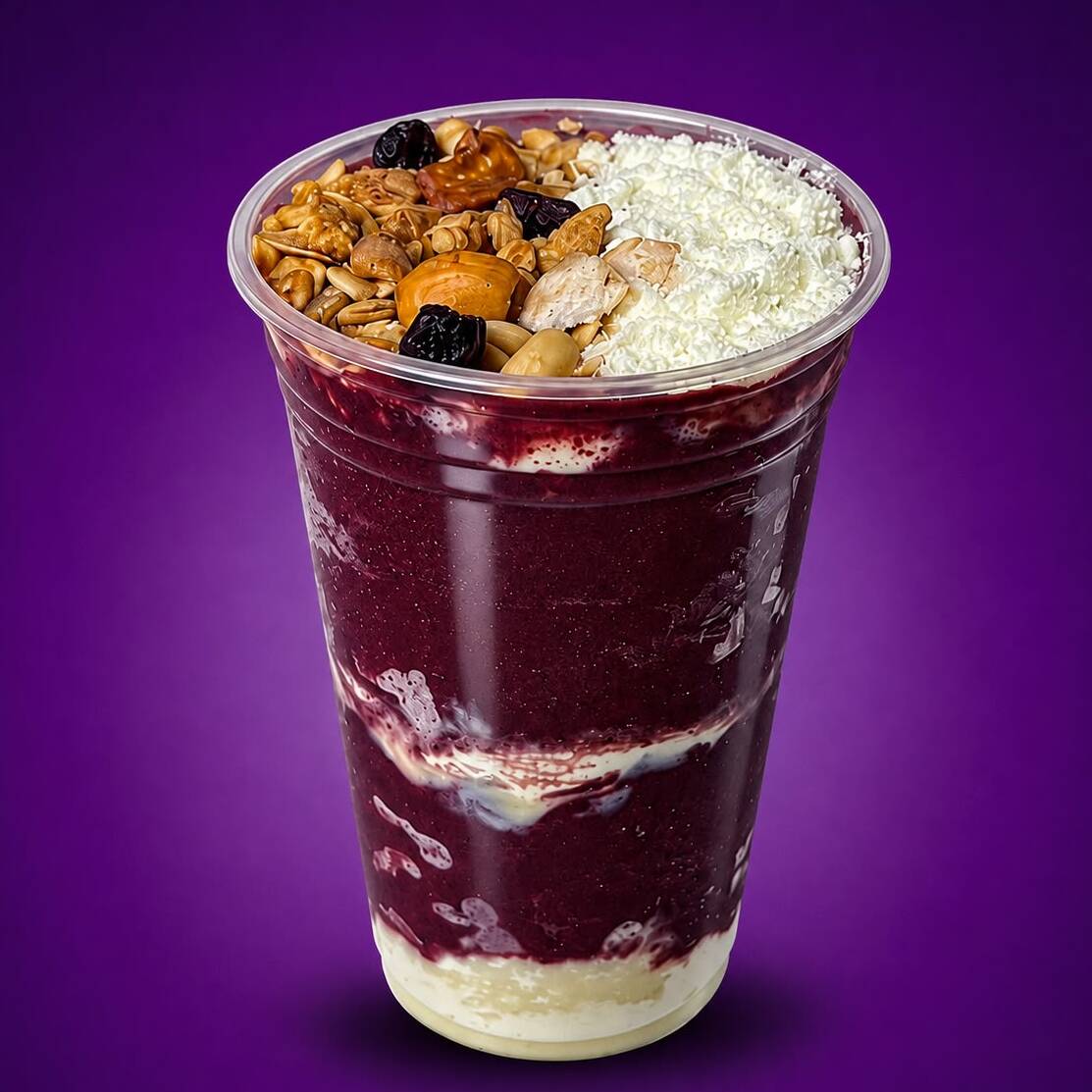 Açaí tradicional com granola, leite em pó e leite condensado.