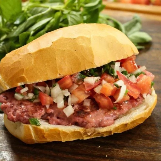 Delicioso lanche de linguiça com vinagrete no pão francês