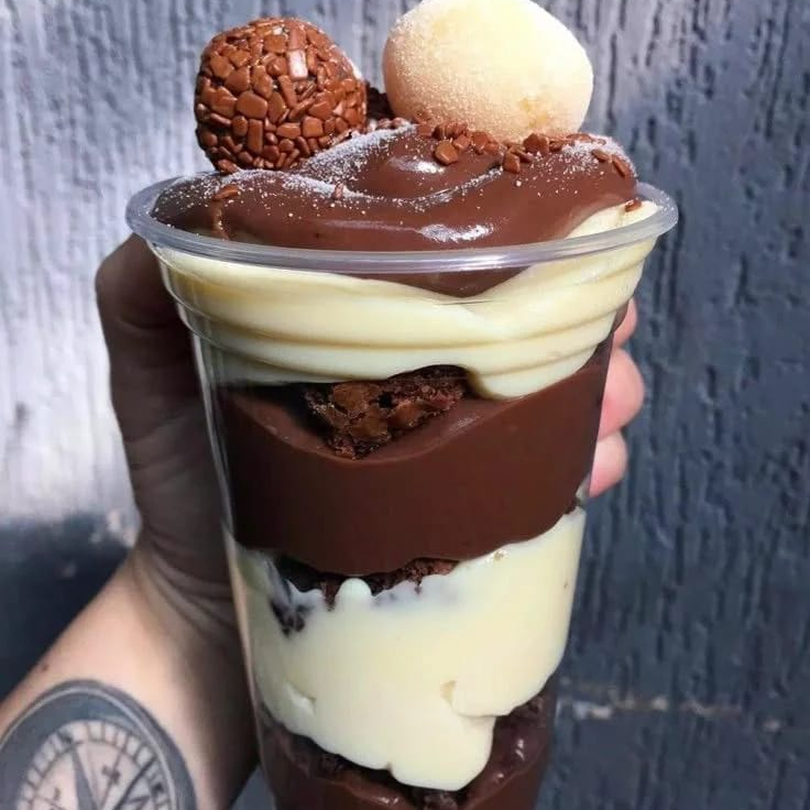 Brownie com recheio de chocolate 50% cacau e creme de ninho. Cremoso, chocolatudo e irresistível. ✨