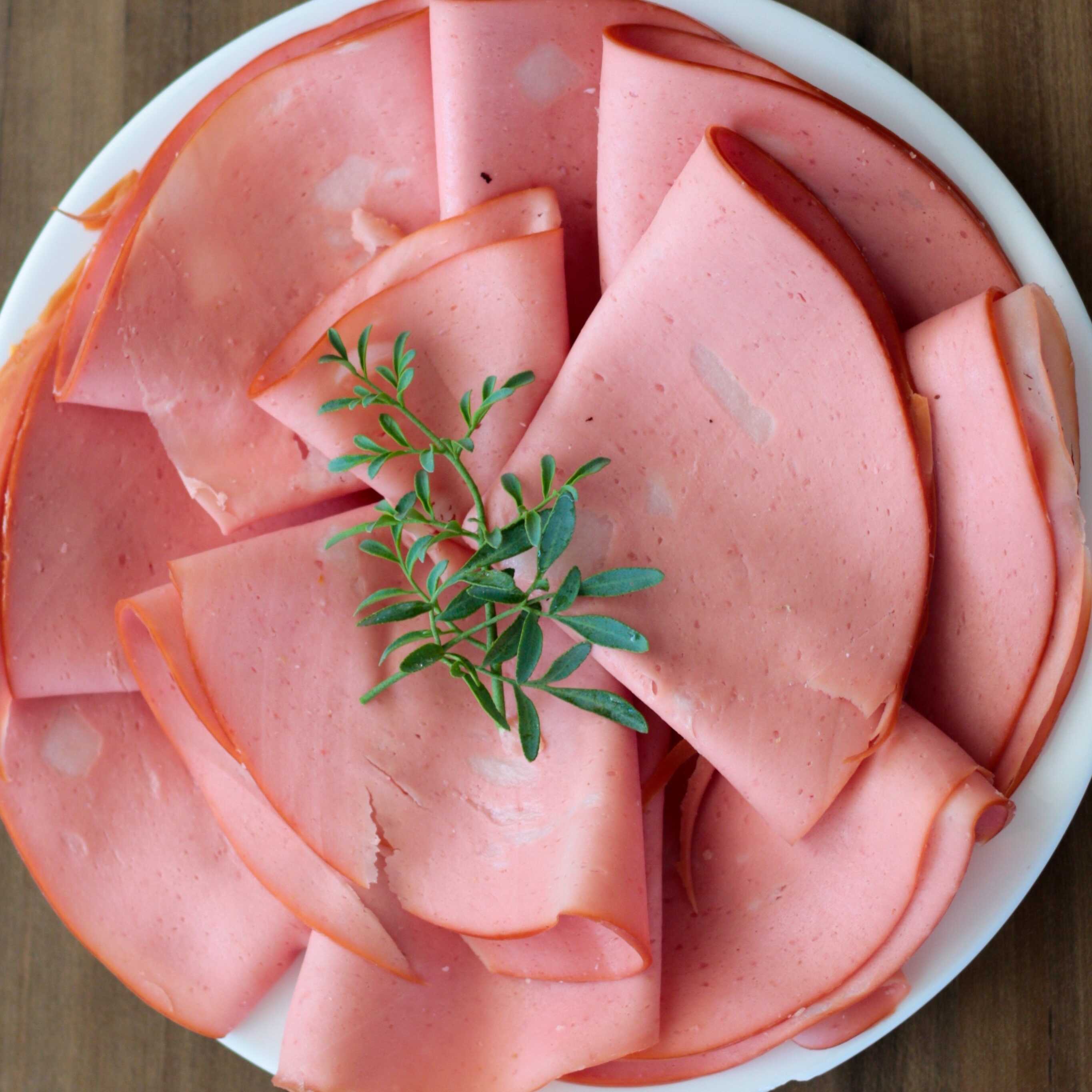 Mortadela defumada deliciosa fatiada fininha. Fatiada 100g.