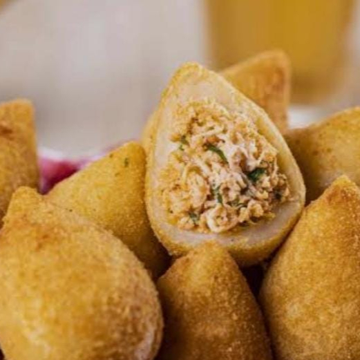 coxinha classica de frango ,com recheio macio e temperado ,envolto em uma massa crocante .Ideal para qualquer ocasiao .Acompanha maionese caseira