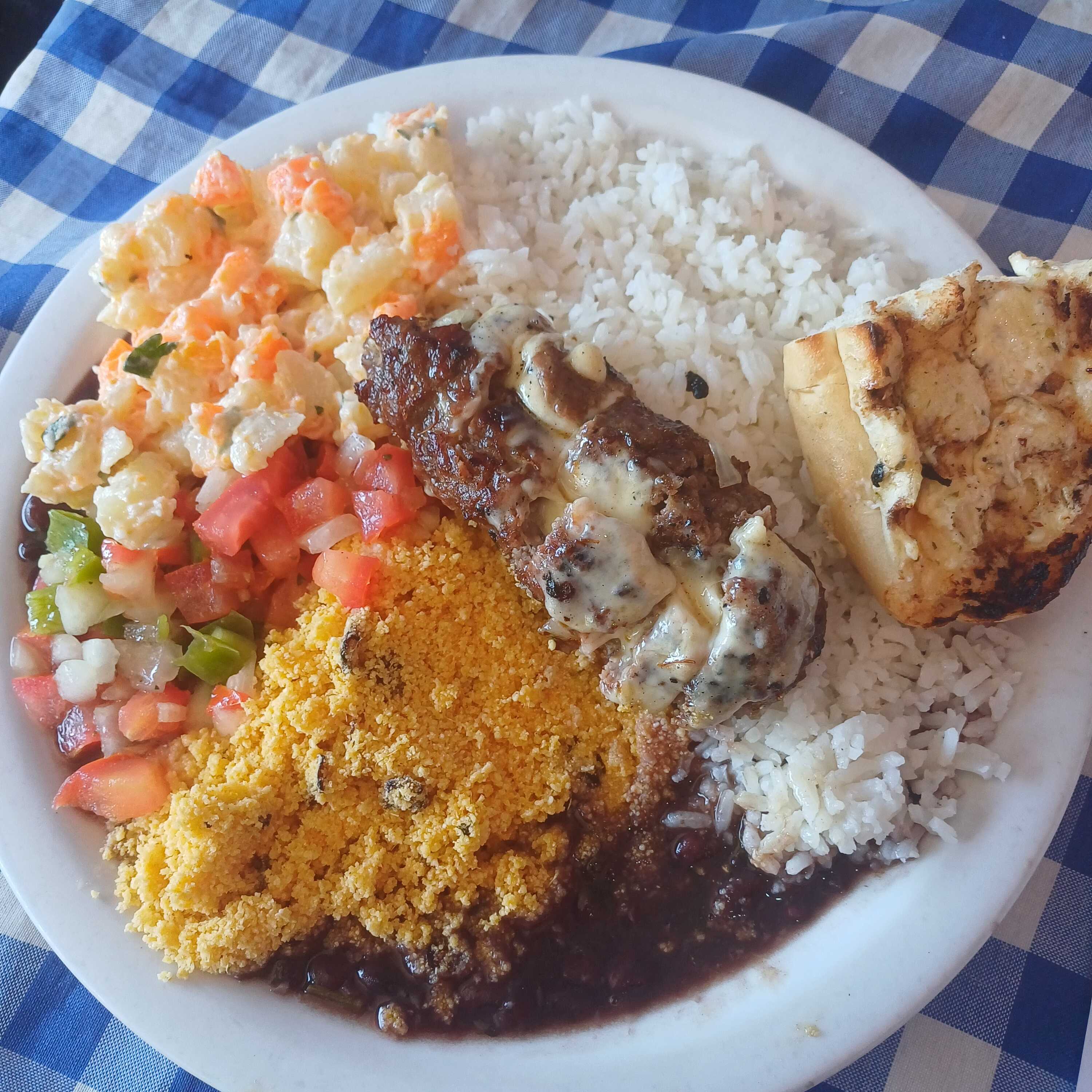 Arroz soltinho, feijão fresco e bem temperado, o melhor molho a campanha que você ja comeu, maionese bem firme preparada com hellmans , farofa bem torradinha estilo nordestino ... Um espeto de churrasco a sua escolha e um pãozinho de alho , pq churrasco sem pão de alho não tem graça ...