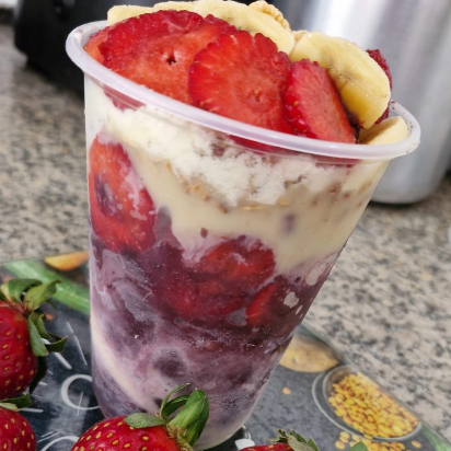 *MONTE SEU AÇAÍ*: Morango, banana, granola, leite em pó, leite condensado, paçoca
