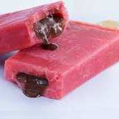 A acidez natural do morango encontra a cremosidade e o sabor inconfundível do creme de avelã. Uma combinação perfeita de frescor e doçura, com um recheio que surpreende a cada mordida.