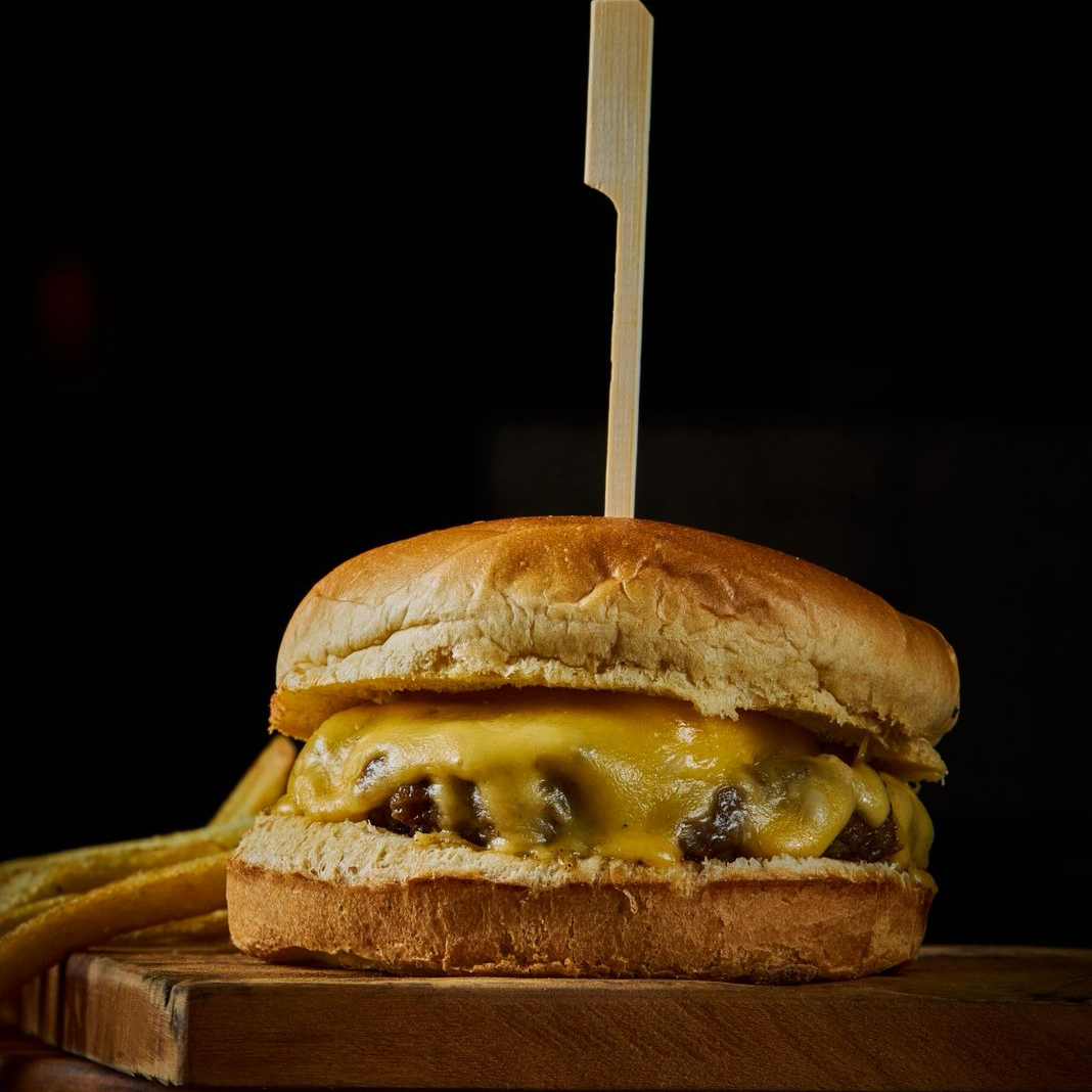 Pão brioche com hamburguer blend de brisket e fraldinha Angus (160g) e queijo prato.