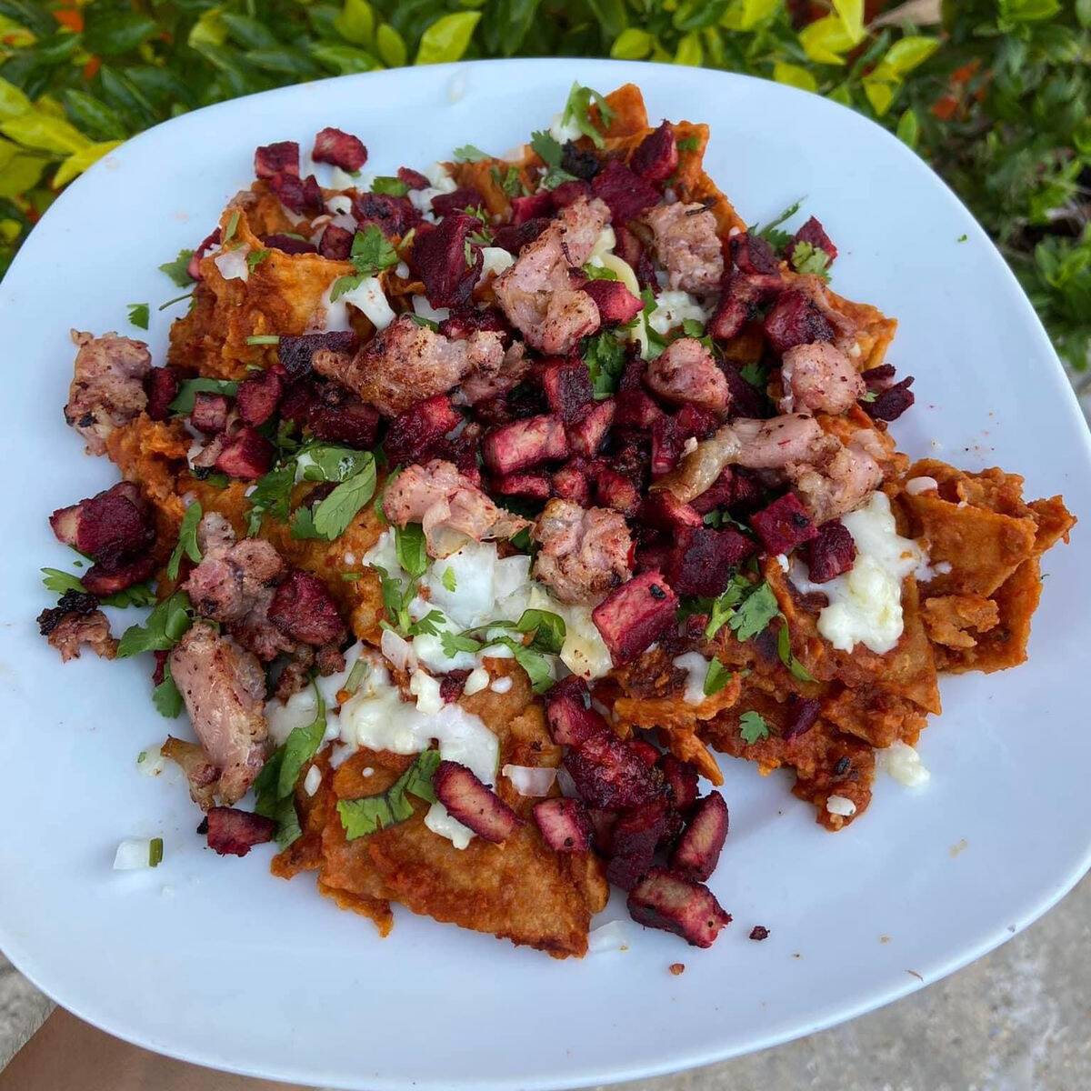 CHILAQUILES EN SALSA GRANDES CON CARNE