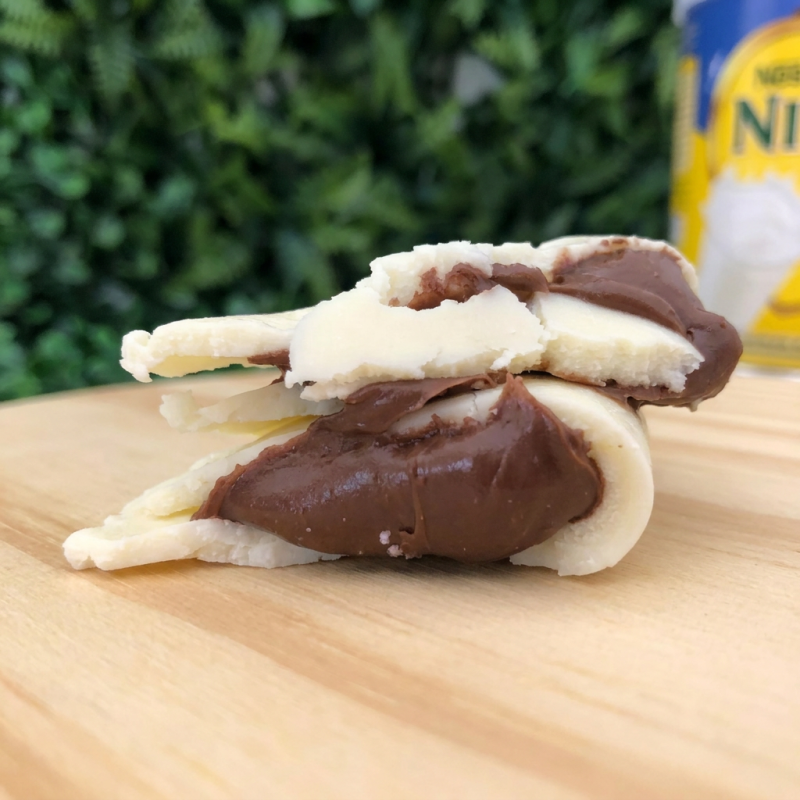 Massa a base de leite Ninho, Leite Moça em formato de pastelzinho com muito recheio de Nutella Original